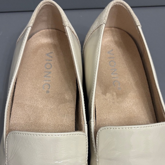 Vionic Women's Cream Comfortable Loafers - Picture 4 of 7